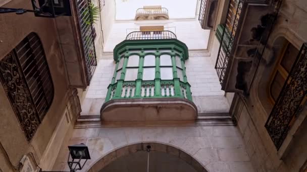 Hus exteriör - accent grön balkong i Barcelona gotiska kvarteren. Fasad av vacker lägenhet byggnad i Spanien. Resekoncept. Steadicam skjuten — Stockvideo
