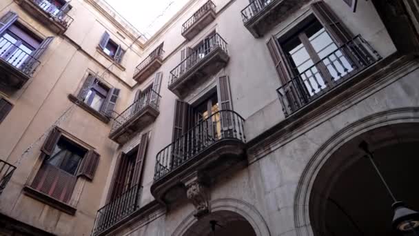 Steadicam tiro: casa exterior com varandas em Barcelona Bairro Gótico. Fachadas de edifícios de apartamentos medievais em rua estreita da Europa. Conceito de viagem. — Vídeo de Stock