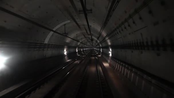 Вид подземного тоннеля от движущегося подземного вагона. Медленное движение поездов метро Токио в столичном городе. Видеозапись современного общественного транспорта. — стоковое видео