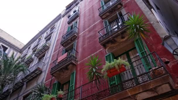 Steadicam shot: house exterior with balconies in Barcelona Gothic Quarter. Facades of medieval apartment buildings in narrow street of Europe. Traveling concept. — 图库视频影像