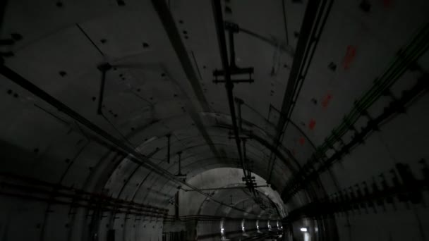 Bilder av underjordisk inredning. Utsikt över rörligt tåg i tunnelbanetunneln från främre fönstret. Långsam ridning tunnelbana i modern stad. — Stockvideo