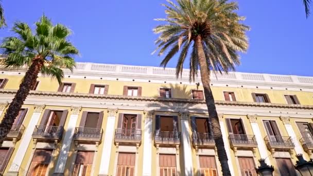 Condomini sulla piazza europea nella città vecchia. Finestre con persiane, palme. Facciata di belle case nelle strade del sud della Spagna. Viaggiare, concetto di architettura. — Video Stock