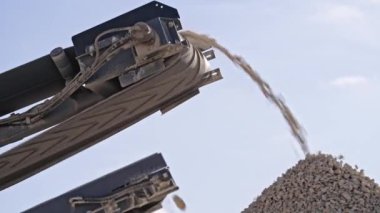 Taşınabilir ezici tarama tesisi. Taşıyıcı bantlar kayaları ve taşları kamyona yükler. Mineral çıkarma için çalışan ağır makineler. Madencilik endüstrisi.