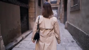 Tanımlanamayan yabancı bir kadın boş dar bir sokakta tek başına yürüyor. Sonbahar mevsimi. Paltoyla ofise yürüyen meşgul bir kadın. Ortaçağ Avrupa mimarisi, eski binalar. Barselona 'yı Keşfediyor.