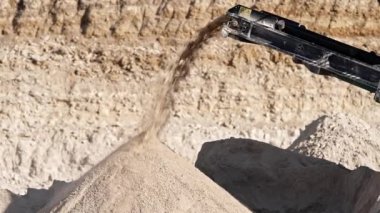 Taşınabilir ezici tarama tesisi. Taşıyıcı bantlar kayaları ve taşları kamyona yükler. Mineral çıkarma için çalışan ağır makineler. Madencilik endüstrisi.