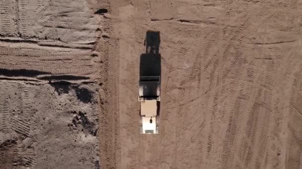 Vista aérea superior de la nueva construcción de carreteras de tierra con rodillo vibratorio. Reparación de carreteras. Concepto de maquinaria pesada. — Vídeos de Stock