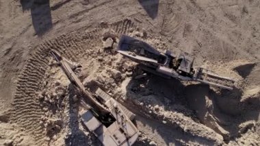 Kireçtaşı ocağının insansız hava görüntüsü. Mineral çıkarma için çalışan ağır makineler. Kamyonlar, kazıcı, taşınabilir ezici tarama tesisi. Madencilik endüstrisi