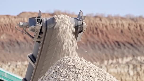 휴대용 압축기. 컨베이어 벨트에서는 바위를 파고 트럭에 돌을 싣습니다. 광물 추출을 위해 일하는 중장비들. 채광 산업. — 비디오