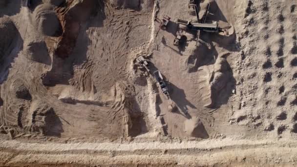 Kireçtaşı ocağının insansız hava görüntüsü. Mineral çıkarma için çalışan ağır makineler. Kamyonlar, kazıcı, taşınabilir ezici tarama tesisi. Madencilik endüstrisi — Stok video