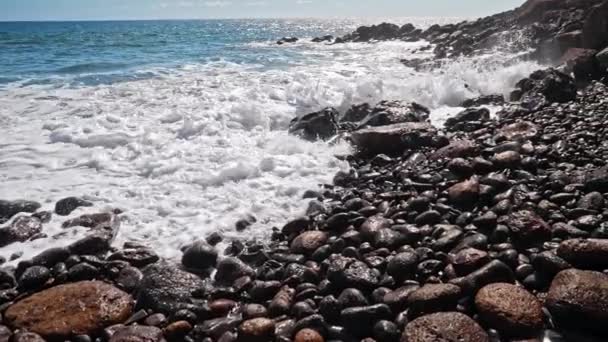 Blick auf den Atlantik, Meereslandschaft, Wasseroberfläche, Wellen, kleine Wellen am Kieselstrand. Universelle Natur, Resort, Sommerurlaub Natur Hintergrund. — Stockvideo