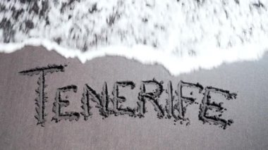 Tenerife adı Atlantik Okyanusu dalgası tarafından sürüklenir. Kanarya Adaları, güzel bir arka plan. Seyahat kavramı, tropik İspanyol adasında tatil.
