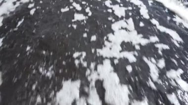 Kara kumsalda yazmıyor, deniz ya da okyanus dalgalarıyla sürükleniyor. Seçim kavramı, inkar, anlaşmazlık.