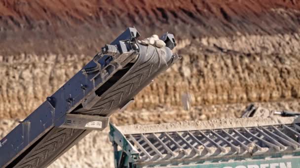 Mobile mobile Zerkleinerungsanlage. Förderband für Bergbau sortiert Gestein und Verladesteine im LKW. Schwere Maschinen für die Gewinnung von Mineralien. Bergbau Rohstoffindustrie. — Stockvideo