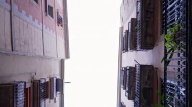 Yerleşim yerleri arasındaki eski Avrupa dar sokaklarının şehri. Madrid veya Sevilla 'nın tarihi İspanyol merkezi. Ortaçağ mimarisi. Sabit çekim