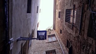 Barcelona 'nın Gotik Mahallesi' nde fenerli antik apartman binaları. Popüler seyahat yeri. Yürüyen kişinin öznel sabit görüntüsü