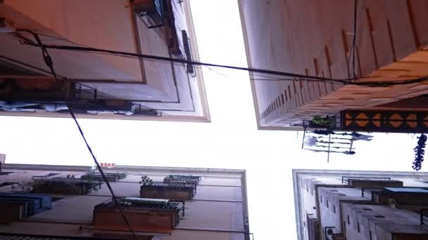 Stadsgezicht van oude appartementengebouwen in het oude deel van Barcelona - Gotische wijk, onderaan uitzicht op de kruising. Steadicam geraakt. Populaire reisbestemming. — Stockvideo