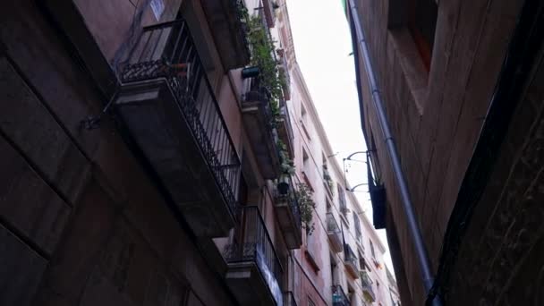 Stadsbild av gammal smal europeisk gränd mellan bostäder. Historiskt spanskt centrum i Madrid eller Sevilla. Medeltida arkitektur. Steadicam skjuten — Stockvideo