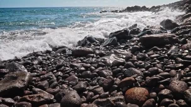 Pacific ocean view, seascape, water surface, ripple, little waves on pebble beach. Universal nature, resort, summer vacation nature background. — 图库视频影像