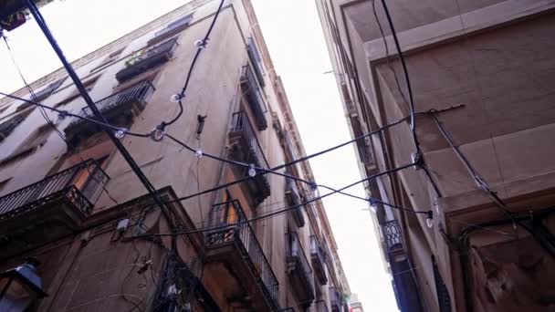 Stadsbild av gammal smal europeisk gränd mellan bostäder. Historiskt spanskt centrum i Madrid eller Sevilla. Medeltida arkitektur. Steadicam skjuten — Stockvideo