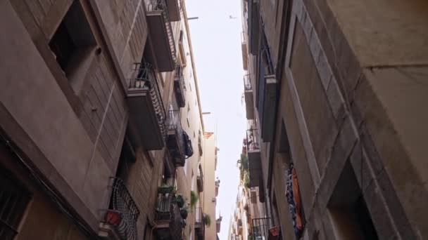Stadsgezicht van oude smalle Europese steegje tussen residentiële huisvesting. Historisch Spaans centrum van Madrid of Sevilla. Middeleeuwse architectuur. Steadicam geraakt. — Stockvideo