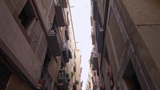 Paisaje urbano de antiguo callejón estrecho europeo entre viviendas residenciales. Centro histórico español de Madrid o Sevilla. Arquitectura medieval. Steadicam tiro — Vídeo de stock