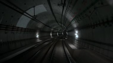Sürücüsüz metro treninin ön kabin manzarası yeraltı tünelinde ilerliyor. Otomatik gelişmiş ulaşım sistemi, Kopenhag, Danimarka metrosu.