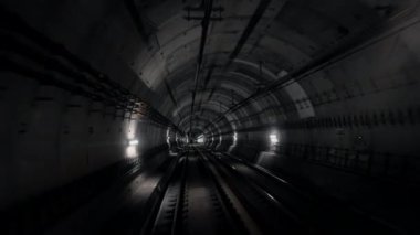 Sürücüsüz metro treninin yeraltı tüneline girdiği kabin manzarası. Stockholm, İsveç 'te otomatik gelişmiş ulaşım sistemi, metro