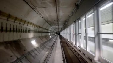 Havaalanı terminalleri arasında metro vagonunun ön kabin görüntüsü. Barcelona 'da sürücüsüz metro trenine binmek. Gelişmiş ulaşım sistemi, yeraltı tüneli..