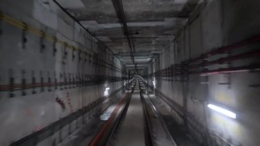 Sürücüsüz metro treninin ön kabin manzarası yeraltı tünelinde ilerliyor. Otomatik gelişmiş ulaşım sistemi, New York, ABD 'de metro.