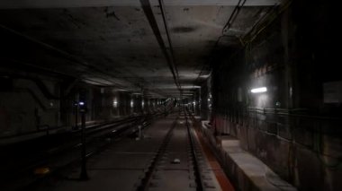 Sürücüsüz metro treninin yeraltı tünelinde ilerleyişinin ön kabin görüntüsü. Otomatik gelişmiş ulaşım sistemi, Pekin 'de metro, Çin