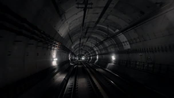 Vista della cabina posteriore del treno della metropolitana senza conducente che attraversa il tunnel sotterraneo. Sistema di trasporto avanzato automatizzato, metropolitana a Stoccolma, Svezia — Video Stock