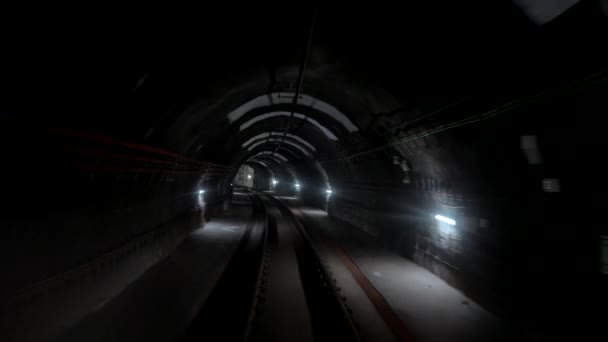Вид на заднюю кабину поезда метро без водителя, проходящего через подземный туннель. Автоматизированная современная транспортная система, метро в Мехико — стоковое видео
