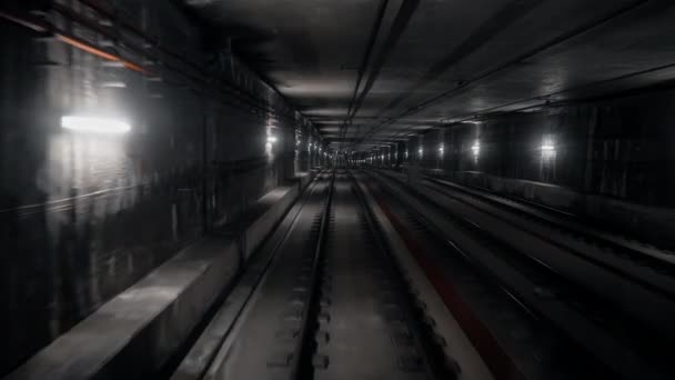 Zadní pohled na vlak metra bez řidiče pohybující se podzemním tunelem. Automatizovaný pokročilý dopravní systém, metro v Dillí, Indie — Stock video