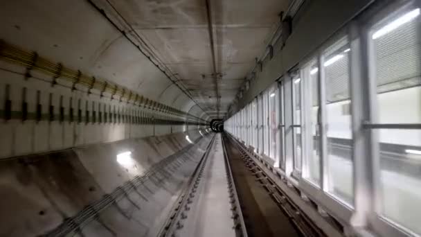 Framifrån kabinen utsikt över rörlig tunnelbana transport mellan flygplatsterminaler. Förarlösa tunnelbanetåg i Barcelona. Avancerat transportsystem, underjordisk tunnel. — Stockvideo