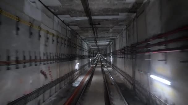 Vista frontal da cabine do trem de metrô sem motorista que avança através do túnel subterrâneo. Sistema de transporte avançado automatizado, metrô em Nova York, EUA — Vídeo de Stock