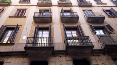 Avrupa 'nın eski şehrinde balkonlu konutlar. Dar Barcelona caddesinde güzel bir apartman. Seyahat, mimari konsepti. Sabit çekim. 