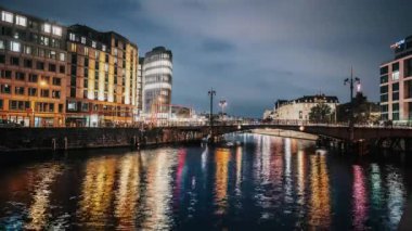 Aralık 2021 - Berlin, Almanya. Spree Nehri 'nin altındaki tarihi işlek caddeye gece görüşü. Uzun pozlama, Alman başkentinde Friedrichstrasse trafiği.