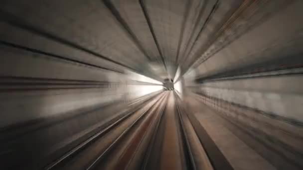 Szybki hiperpoślizg, widok poruszającego się pociągu bez kierowcy w tunelu metra z przodu okna. Timelapse jazda metrem w nowoczesnym mieście. Długi materiał filmowy z podziemnego przewozu po trasie.System transportowy — Wideo stockowe