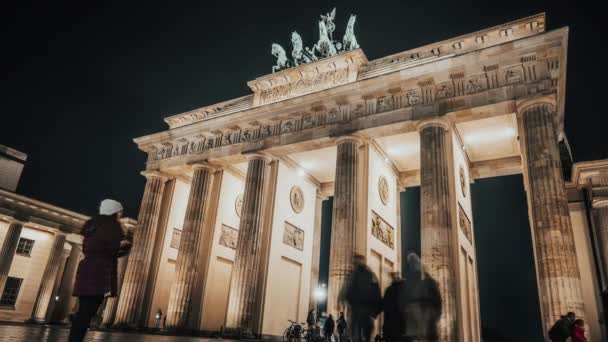 Diciembre de 2021 - Berlín, Alemania. Timelapse de la Puerta de Brandeburgo se encuentra en la Pariser Platz. La construcción está iluminada. Cielo nocturno fondo. — Vídeos de Stock