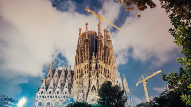 Grudzień 2021 - Barcelona Hiszpania. Nocny timelapse arcydzieła Gaudis - bazylika Sagrada Familia. Światowe dziedzictwo UNESCO. Widok na zewnątrz, Imponująca fasada. — Wideo stockowe