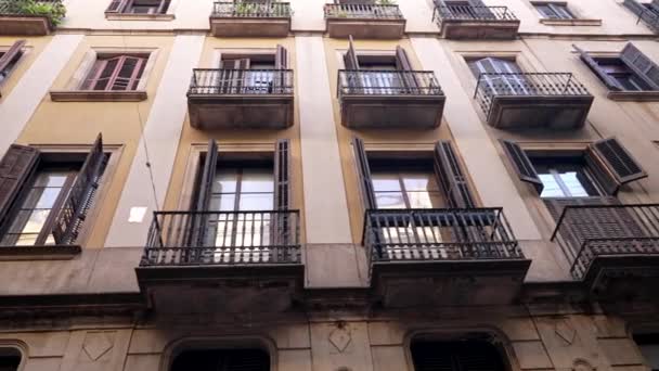 Alloggio residenziale con balconi sulla città vecchia europea. Facciata di grazioso condominio in stretta strada di Barcellona. Viaggiare, concetto di architettura. Steadicam shot. — Video Stock