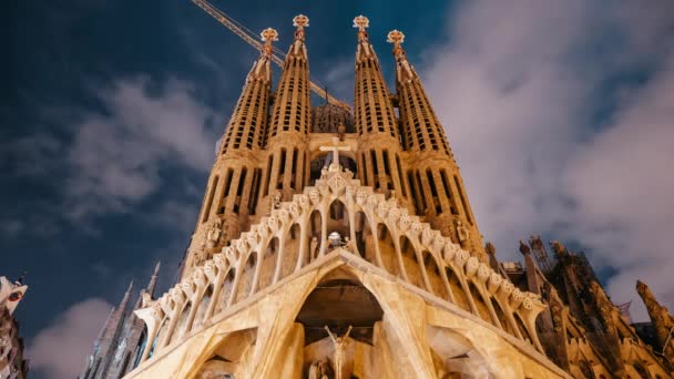 Décembre 2021 - Barcelone Espagne. Timelapse nocturne du chef-d'œuvre Gaudis - Basilique de la Sagrada Familia. Patrimoine mondial de l'UNESCO. Vue de l'intérieur extérieur, Façade impressionnante. — Video