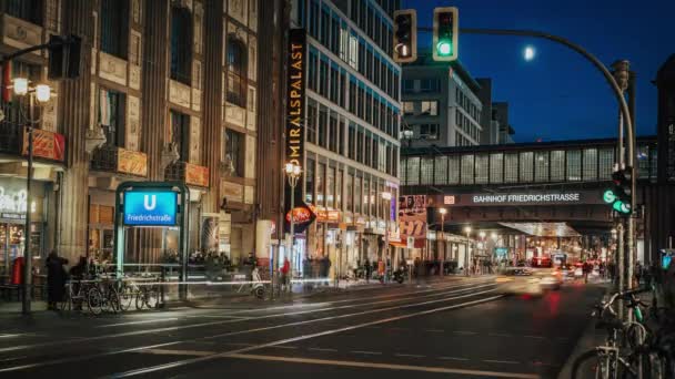 December 2021 - Berlin, Tyskland. Trafiken på Friedrichstrasse i den tyska huvudstaden. Natt timelapse utsikt till historiska upptagen gata. — Stockvideo