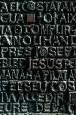 Barcelona, İspanya 'daki Sagrada Familia' nın ön bronz kapısının detayları. Tutku cephesi, Yüce İsa. Gaudis Başyapıtı, UNESCO Dünya Mirası.