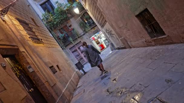 Barselona Gotik Mahallesi 'nde tek başına yürüyen bir kadın. Eski apartmanlar, Avrupa 'nın dar sokakları. Sonbaharda seyahat. Vertigo etkisi, 360 derece kamera döndürmesi — Stok video