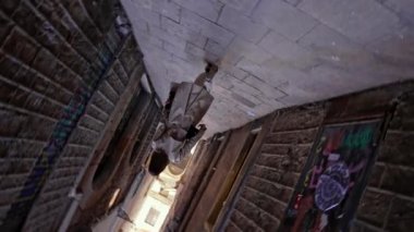 Barselona Gotik Mahallesi 'nde tek başına yürüyen bir kadın. Eski apartmanlar, Avrupa 'nın dar sokakları. Sonbaharda seyahat. Vertigo etkisi, 360 derece kamera döndürmesi