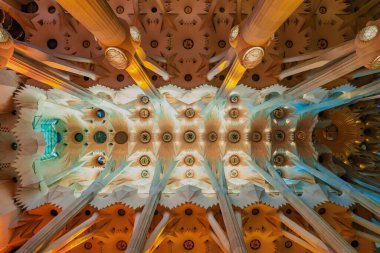 Başyapıt Sagrada Familia Bazilikası. Harika bir tavan. UNESCO Dünya Mirası. İç mekan görüntüsü, etkileyici bir fotoğraf..