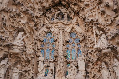 Aralık 2021, Barselona İspanya. Gaudis başyapıtı - Sagrada Familia Bazilikası. UNESCO 'nun dünya mirası. Dış mekan manzarası, etkileyici bir görünüş..