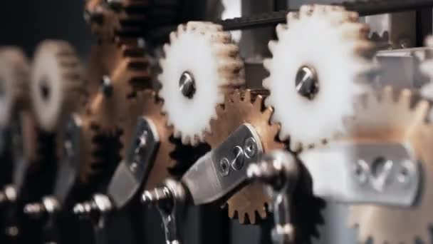 Närbild av mässing kugghjul spinning inuti komplexa motor mekanism. Mekanik, lagarbete, steampunkkoncept. — Stockvideo