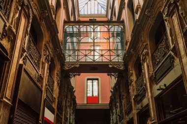 Barcelona Gotik Mahallesi 'nde balkonlu bir ev. Avrupa 'nın dar sokaklarındaki ortaçağ apartmanlarının cepheleri. Seyahat kavramı. 